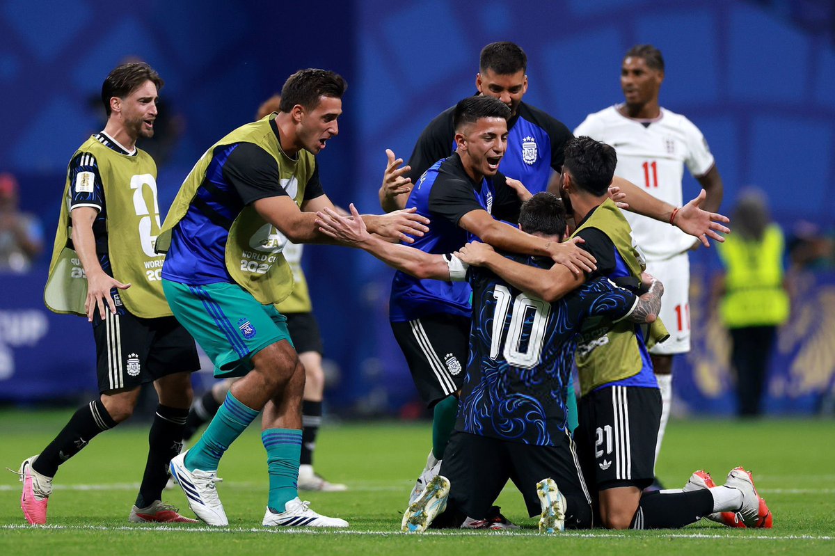 Marca_Zonal's tweet photo. Este partido es un caso perfecto de estudio de cómo hay equipos y equipos para recurrir a una modificación drástica de estrategia con el resultado arriba por 1 gol.

Argentina logra remontar de vuelta, mostrando carácter, pero no solo con carácter se gana.

🤔 Scaloni apostó a jugar con un 9 presionante (Alvarez) para marcar las salidas, avisar al rival la clara intención de apretar, los 3 volantes centrales turnándose para mandarse a ayudar y liberar a Messi.

¿El resultado? Thomas Tuchel cuándo vio que se sumaban hombres al mediocampo tras su gol empezó a meter defensores, temiendo que un robo en zona alta sea causal de gol… si bien no pasó, renunció al juego y le llovieron balones al área, cedió completamente la pelota al rival y así le fue.

GANÓ EL GUAPO ✅👊🏻