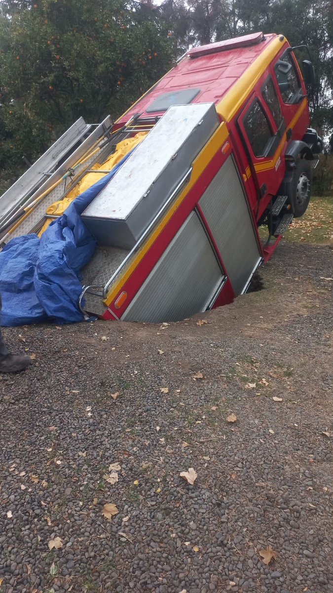 fdo2000's tweet photo. 🔴 SERVICIO DE UTILIDAD PÚBLICA
Bomberos Santa María de la Provincia de Aconcagua solicitan ayuda con alguna Grúa de alto tonelaje para sacar carro bomba que cayó a una fosa séptica cuando atendían una emergencia estructural en el sector @biobio @chile_accidente @Louisvasquez23 https://t.co/SwGkH5DruO