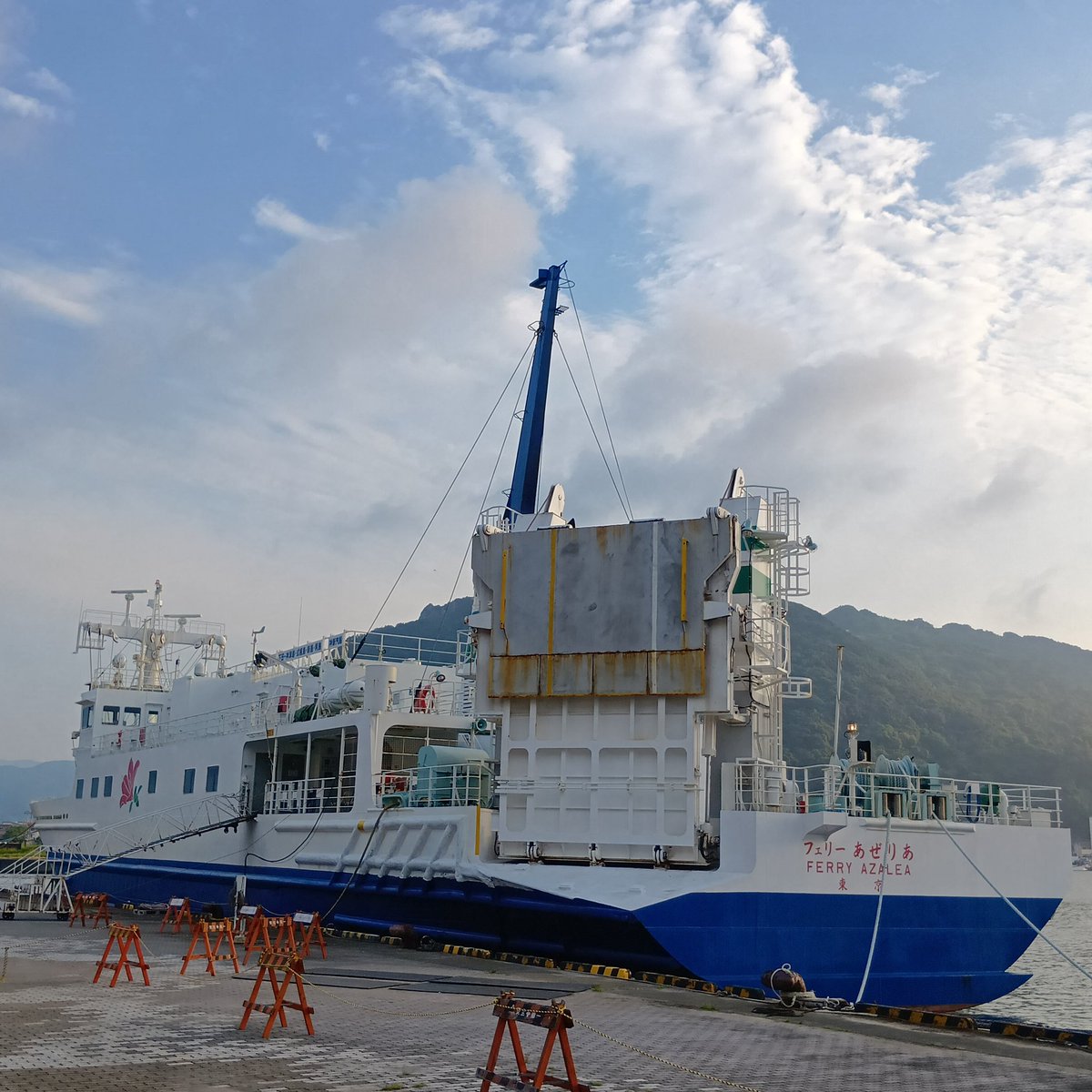 macchanng1691's tweet photo. おはようごじゃりまする😃
下田港でフェリーあぜりあをパシャリ📷️
⚓️🌊🛳️🔵⚪️➰🌤️🍃🥵
07/16(木)、本日のフェリーあぜりあは全島通常通り運航いたします(神津島 多幸湾)🏝️🌊🛳️💨☺️
穏やかで優しい素敵な１日になりますように🙏
佳い１日を‼️😊
熱中症対策バッチリとヨロシクちゃん‼️
⚠️🥵🚰🧋🧊🆒
グラッチェ✌
＃フェリーあぜりあ ＃神新汽船
