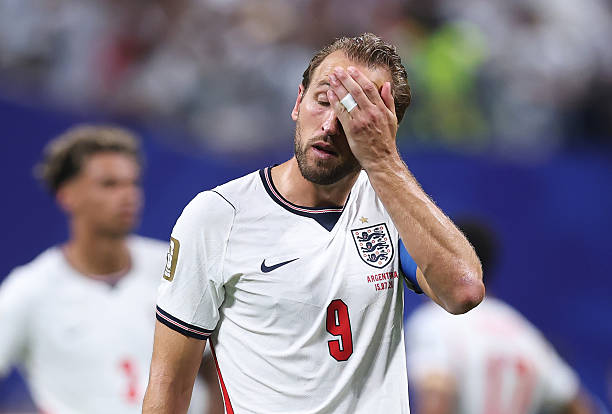 Mercado_Ingles's tweet photo. 🚨🗣️ Harry Kane: 

"Una vez que nos adelantamos 1-0, parecimos simplemente tratar de aguantar... lo cual a este nivel no es suficiente. Nos costó generar presión sobre el balón."

"Estoy devastado por los muchachos, devastado por los fans, devastado por todo el staff". ❌🏴󠁧󠁢󠁥󠁮󠁧󠁿 https://t.co/ggZqYaU2GD