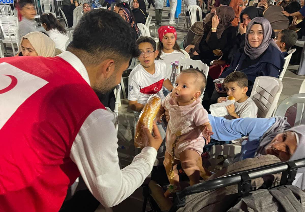 genckizilay63's tweet photo. 15 Temmuz Demokrasi ve Millî Birlik Günü kapsamında Genç Kızılay Şanlıurfa Teşkilatı olarak vatandaşlarımızın yanındaydık. Programlar süresince il, ilçe ve üniversite teşkilatlarımız ile birlikte ikramlıklarımızın dağıtılmasında görev alarak organizasyona destek verdik. 🌙 https://t.co/KoHEpzA5mx