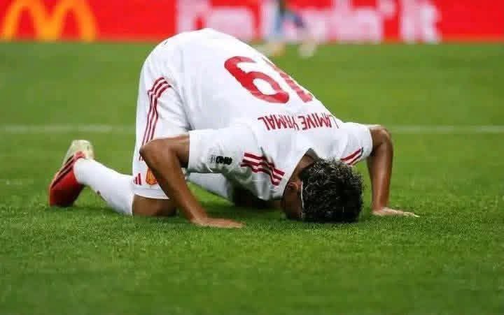 Football news tweet media