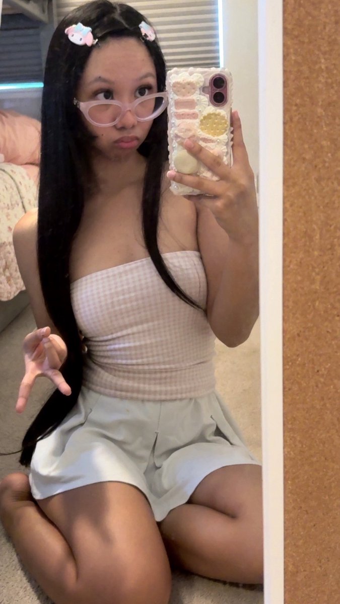 strawburiest's tweet photo. pink frames + forehead reveal https://t.co/6RFVbcP9r4