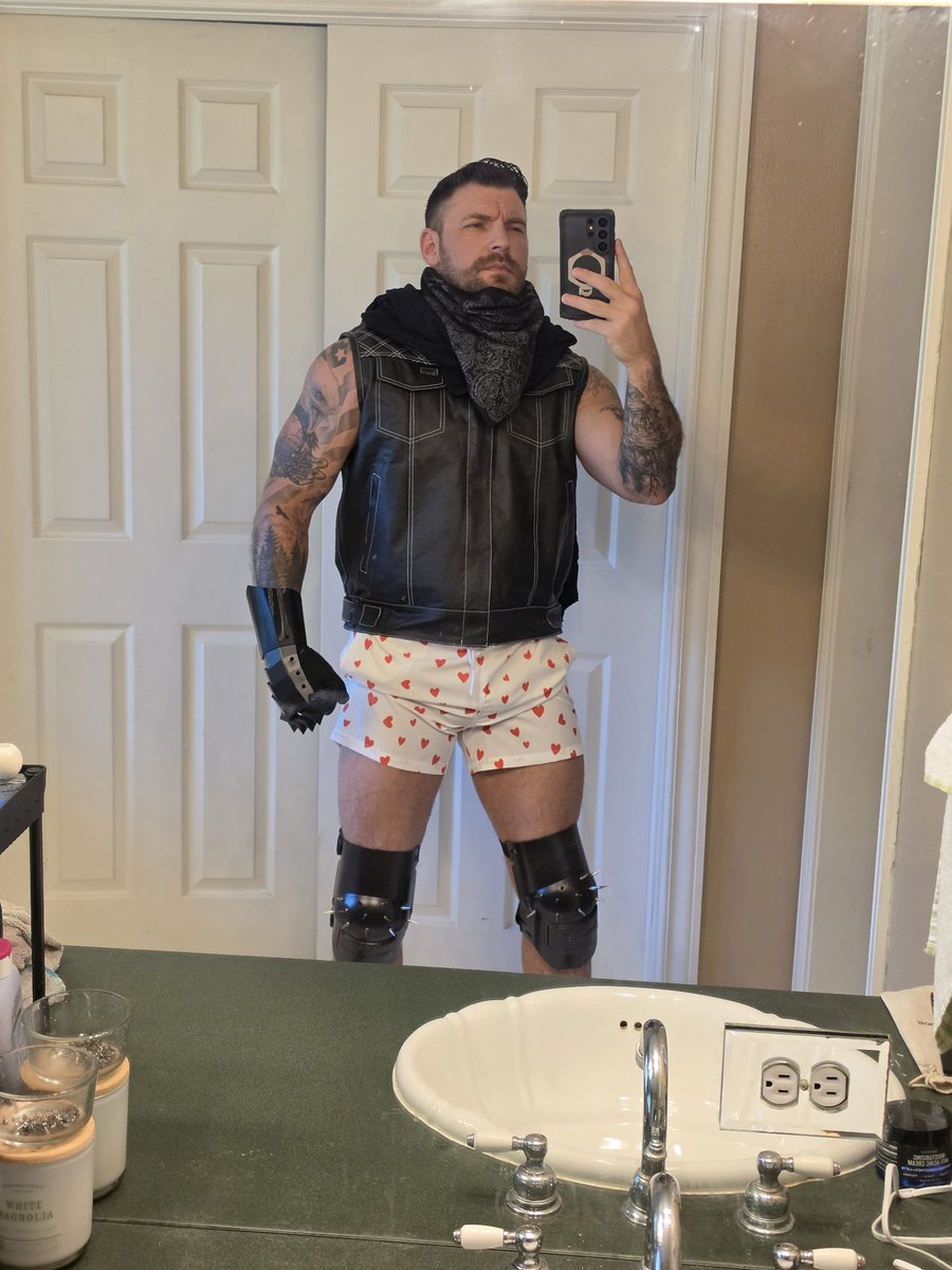 bedxxfit's tweet photo. Im Cosplaying as Carl from Dungeon Crawler Carl at Gen Con this year! If you see me there come say HI!
#DCC #dungeoncrawlercarl #princessdonut #cosplay https://t.co/4eMq9L32WT
