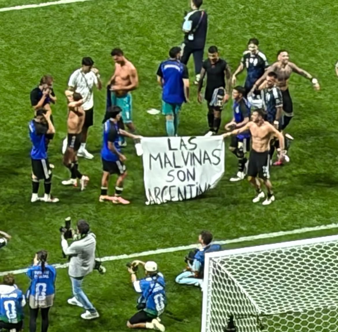 ultras_clips's tweet photo. Argentina players after whistle with banner that says: "THE FALKLAND ARE ARGENTINE" 😳 https://t.co/wm4baq80TB