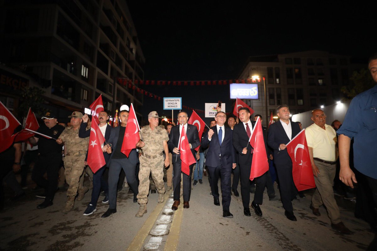 GSB_Van's tweet photo. 🇹🇷 İrade Bizim, Zafer Bizim! 🇹🇷

15 Temmuz Demokrasi ve Millî Birlik Günü’nün 10. yılı kapsamında düzenlenen Demokrasi Nöbeti, Van’da birlik, beraberlik ve millî irade ruhuyla devam ediyor.

📍Van Beşyol Meydanı https://t.co/MUbCWDsrql
