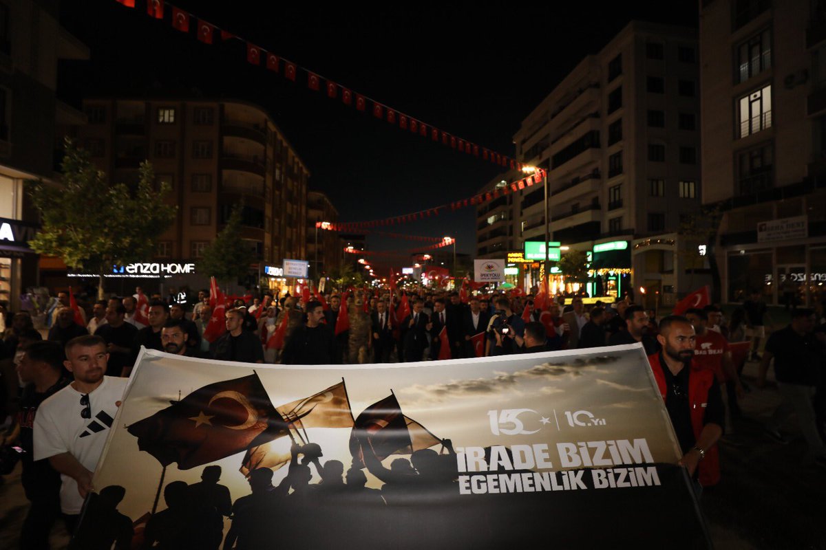GSB_Van's tweet photo. 🇹🇷 İrade Bizim, Zafer Bizim! 🇹🇷

15 Temmuz Demokrasi ve Millî Birlik Günü’nün 10. yılı kapsamında düzenlenen Demokrasi Nöbeti, Van’da birlik, beraberlik ve millî irade ruhuyla devam ediyor.

📍Van Beşyol Meydanı https://t.co/MUbCWDsrql