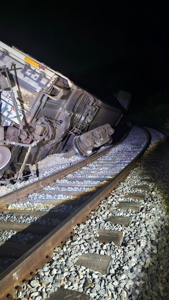 mario_dico50's tweet photo. 🔴 AL MOMENTO : Se descarrila otra vez el tren Interoceanico otro costoso fracaso de la 4T ! Ahí están tus impuestos 👇👇 https://t.co/x6CKori0s6