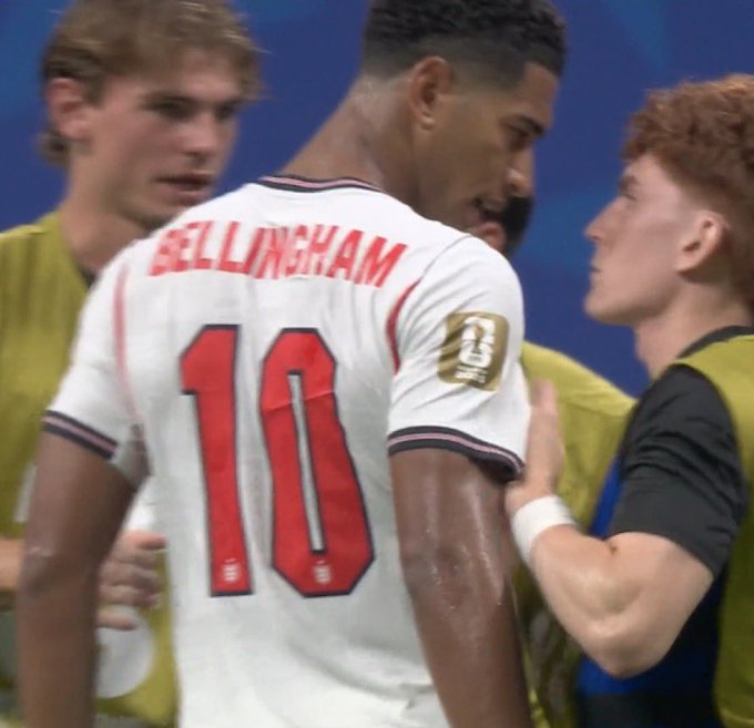 FutboolFichajes's tweet photo. 😳🏴󠁧󠁢󠁥󠁮󠁧󠁿 Jude Bellingham le pegó a Valentín Barco tras la clasificación de Argentina a la final. 

Pero ojo que los malos perdedores son los argentinos... 🤐😅 https://t.co/C0xeluwDDZ