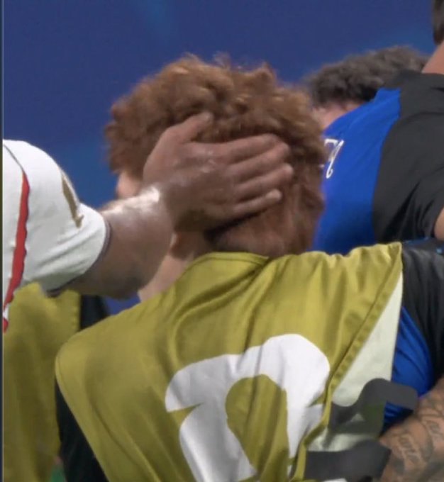 FutboolFichajes's tweet photo. 😳🏴󠁧󠁢󠁥󠁮󠁧󠁿 Jude Bellingham le pegó a Valentín Barco tras la clasificación de Argentina a la final. 

Pero ojo que los malos perdedores son los argentinos... 🤐😅 https://t.co/C0xeluwDDZ