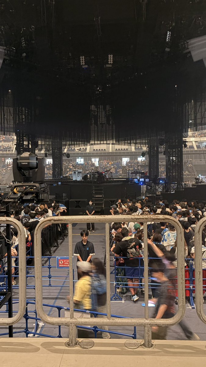 mui_gnu's tweet photo. 時差ありですがセントラルお疲れ様でした！！！！
1日目参戦、まさかのアリーナ指定席の最前列でした👼
フォロワーさんにお会い出来たり素敵な出会いもあったりしてとーーーっても楽しめましたありがとうございました！！！！
(来年もライブやる匂わせ発言、やっぱりな🤣)

#KingGnuCENTRALTour2026 https://t.co/YHuKvYIfj9