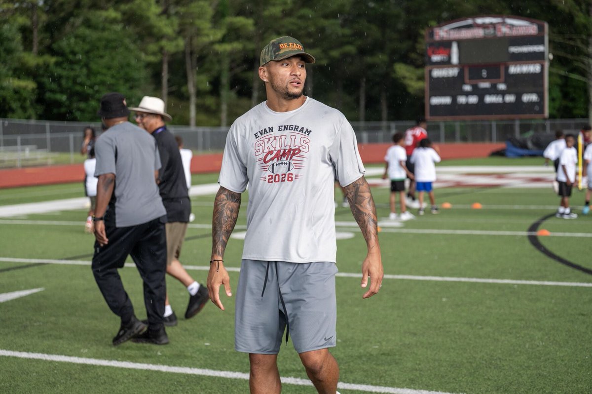 CobbFballFri's tweet photo. Hillgrove’s NFL alumni return for Engram's youth camp https://t.co/RdNlp09M1T https://t.co/CytTmOJPeK