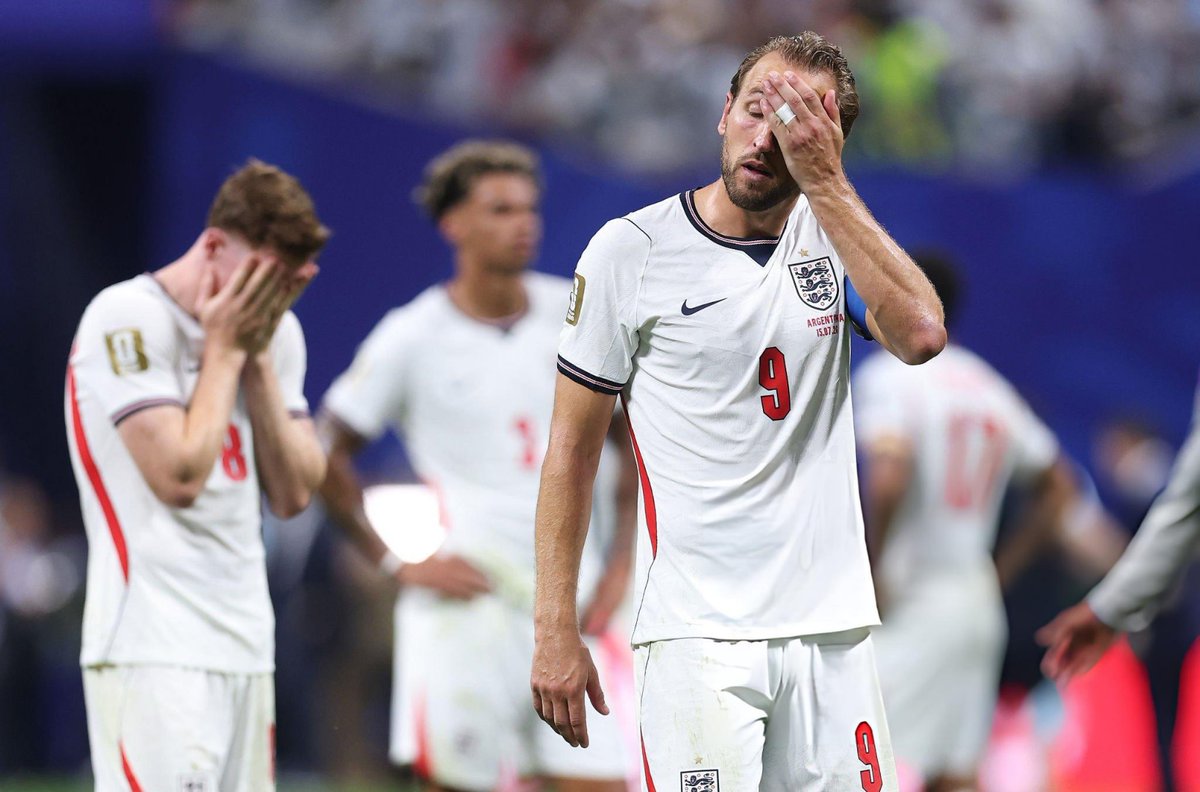 iMiaSanMia's tweet photo. Harry Kane after the final whistle https://t.co/QBXZ3q3oOL