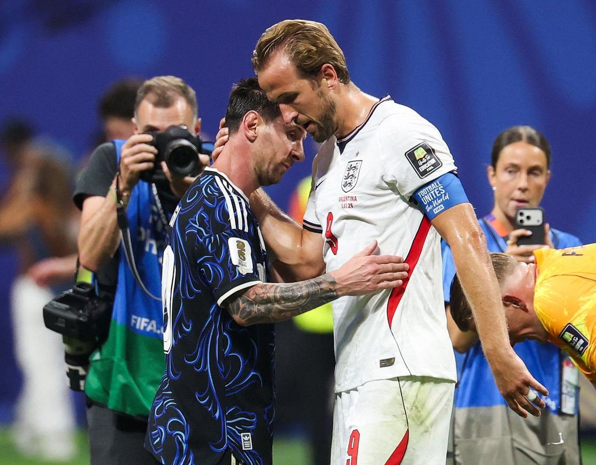 iMiaSanMia's tweet photo. Harry Kane after the final whistle https://t.co/QBXZ3q3oOL