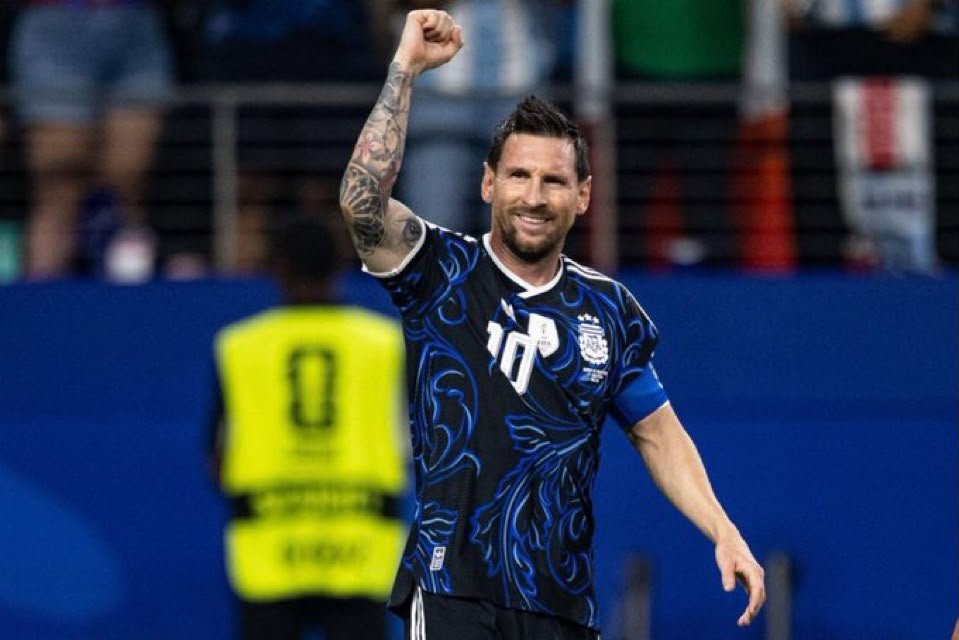 derradjihafid's tweet photo. الأرجنتين 🇦🇷 2-1 إنجلترا 🏴
ميسي يثبت مرة أخرى أنه لاعب استثنائي، والأرجنتين تؤكد أنها منتخب يعرف كيف يفوز في المباريات الكبرى. ورغم تأخرها في بعض الفترات، عادت بقوة وقدمت شوطا ثانيًا على أعلى مستوى، استحقت به التأهل إلى النهائي للمرة الثانية تواليًا.
في المقابل، لم تخدم تغييرات توماس توخيل منتخب إنجلترا، بل منحت الأرجنتين أفضلية أكبر في وسط الميدان، وهو ما انعكس على مجريات الشوط الثاني، الذي حسمه منتخب "التانغو" بجدارة.
الآن يترقب عشاق كرة القدم نهائيًا من العيار الثقيل بين إسبانيا والأرجنتين، وهما منتخبان يتحدثان اللغة نفسها (الإسبانية)، ويملكان هوية كروية واضحة، وكوكبة من النجوم، وكل المقومات اللازمة لاعتلاء عرش العالم.
