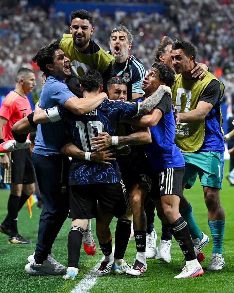 derradjihafid's tweet photo. الأرجنتين 🇦🇷 2-1 إنجلترا 🏴
ميسي يثبت مرة أخرى أنه لاعب استثنائي، والأرجنتين تؤكد أنها منتخب يعرف كيف يفوز في المباريات الكبرى. ورغم تأخرها في بعض الفترات، عادت بقوة وقدمت شوطا ثانيًا على أعلى مستوى، استحقت به التأهل إلى النهائي للمرة الثانية تواليًا.
في المقابل، لم تخدم تغييرات توماس توخيل منتخب إنجلترا، بل منحت الأرجنتين أفضلية أكبر في وسط الميدان، وهو ما انعكس على مجريات الشوط الثاني، الذي حسمه منتخب "التانغو" بجدارة.
الآن يترقب عشاق كرة القدم نهائيًا من العيار الثقيل بين إسبانيا والأرجنتين، وهما منتخبان يتحدثان اللغة نفسها (الإسبانية)، ويملكان هوية كروية واضحة، وكوكبة من النجوم، وكل المقومات اللازمة لاعتلاء عرش العالم.