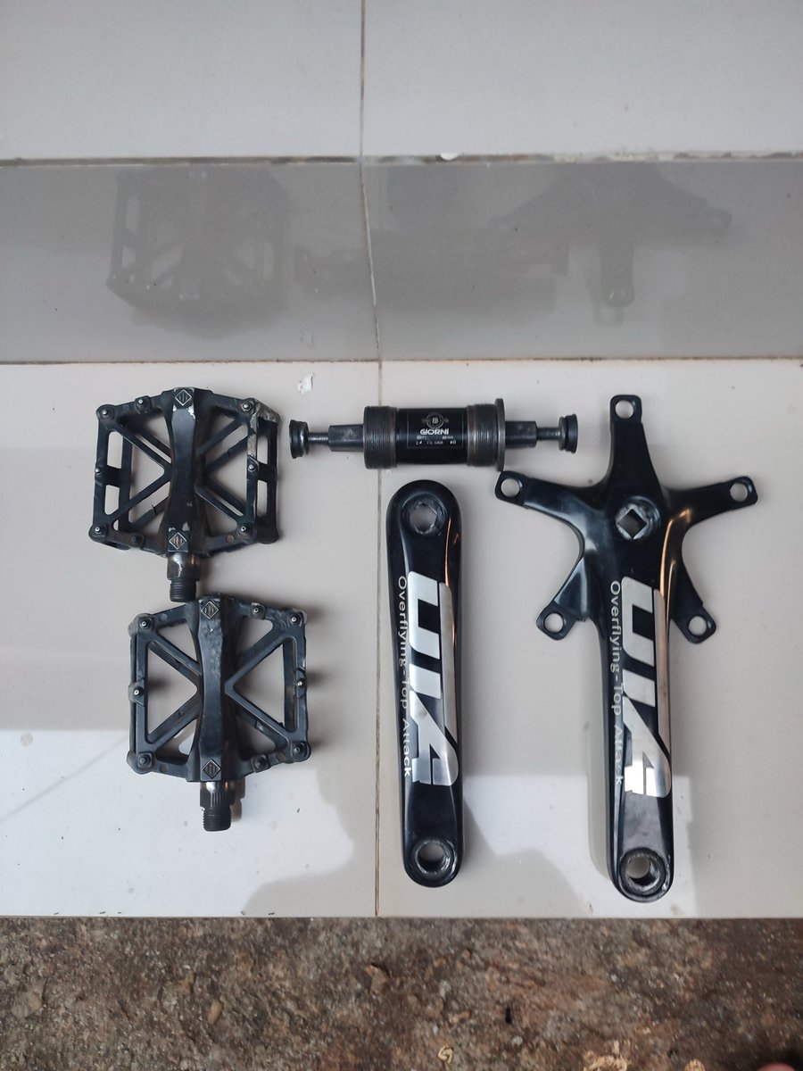 Syamsel1's tweet photo. Crank arm OTA  
Bb kotak GIORNI seret dikit tinggal servis dikit
pedal kanan oblak kiri normal

Ambil semua 350k negoo
#fnfjb https://t.co/GxrXzG3n3z