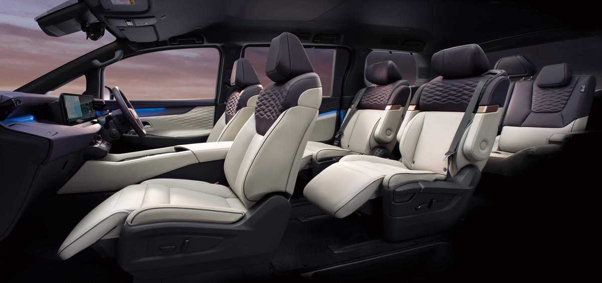 lovecars_jp's tweet photo. 価格はXが689.7万円、Gが757.9万円！

日産新型エルグランド発表で、アルヴェルと新時代の「仁義なき戦い」へ？

和モダンを融合した新時代のチョイ悪デザインは、オラオラ／ギラギラを抑えながら迫力ある存在感構築。

第3世代e-POWER & e-4ORCEにインテリジェントダイナミックサス搭載した令和の「技術の日産」で、静かで滑らかで力強く、速さも質も実現して走りのあらゆる面でライバルを凌駕！

他にもアルヴェルのエグゼクティブラウンジに挑む「VIP」やオーテックなども用意され満を持して登場。

いよいよ路上で、最大のライバルとぶつかり合う時が来た。