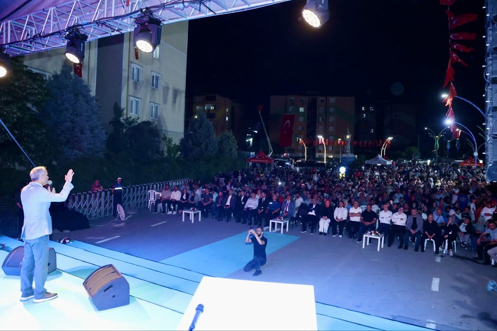 ciftcibnymn's tweet photo. 🇹🇷 Bu meydanlar, milletimizin sarsılmaz iradesinin en güçlü şahididir.

15 Temmuz Demokrasi ve Millî Birlik Günü’nde meydanı dolduran Çayırovalı hemşehrilerimizle birlikte; şehitlerimize olan vefamızı, gazilerimize olan minnetimizi ve vatanımıza olan sevdamızı bir kez daha haykırdık.

15 Temmuz ruhu; birliktir, beraberliktir, millî iradeye sahip çıkmaktır. Bu ruh, ilelebet yaşayacaktır. 🇹🇷