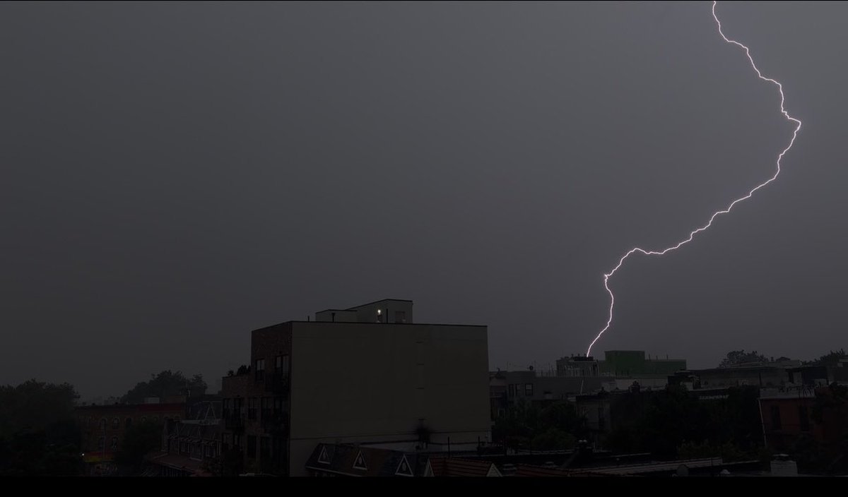 imalso_mrrivera's tweet photo. Live from Bushwick facing East towards the city ⚡️ @LeeGoldbergABC7 @JeffSmithABC7 @tristateweather https://t.co/ugBpfOUlr6