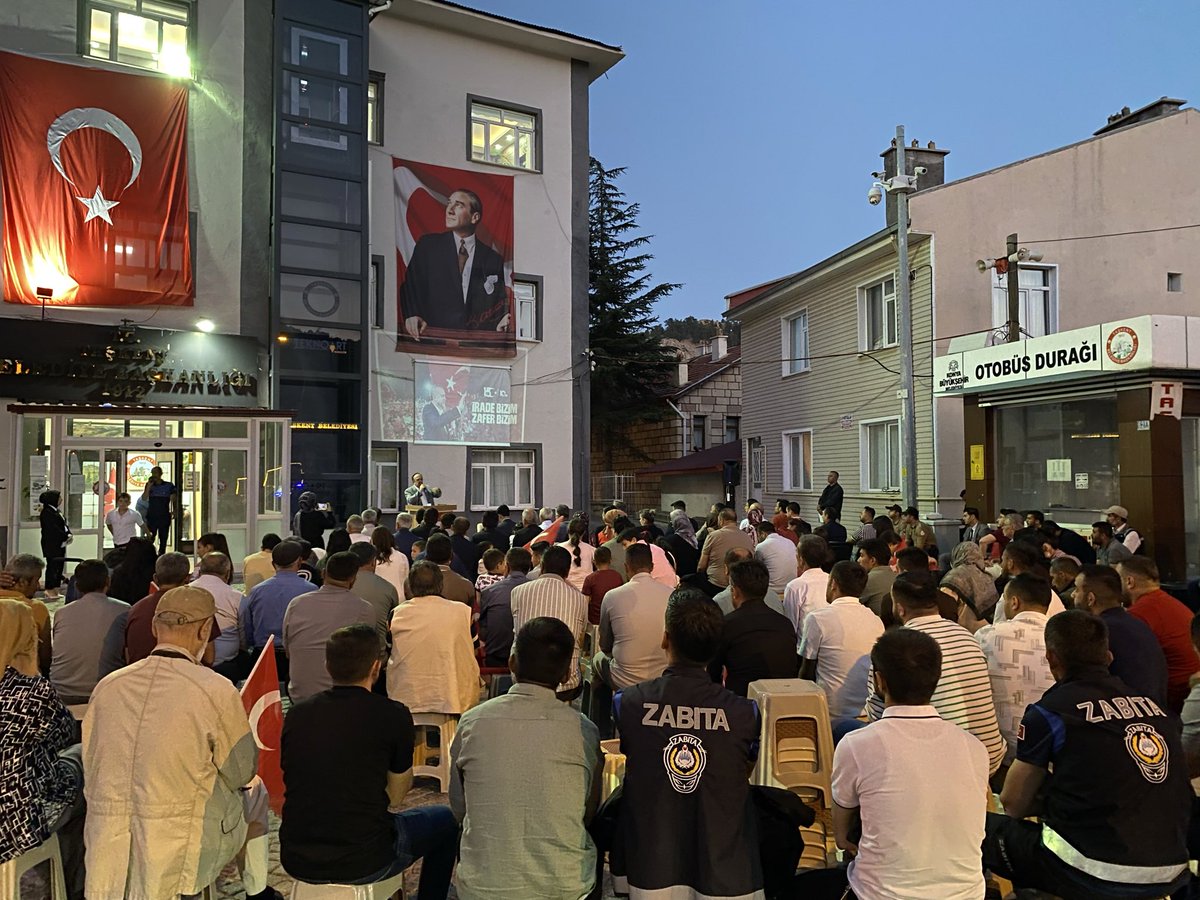 taskentkymklk's tweet photo. 15 Temmuz Demokrasi ve Milli Birlik Günü kapsamında Kaymakamımız Sayın Fatih KARAMAHMUT, Belediye Başkanımız Sayın Mehmet ACAR, şehit ailelerimiz, gazilerimiz, vatandaşlarımız ve kurum amirlerimiz ile birlikte Taşkent Belediye Binası önünde düzenlenen anma programına katıldı. https://t.co/7cRdb6Nx6b