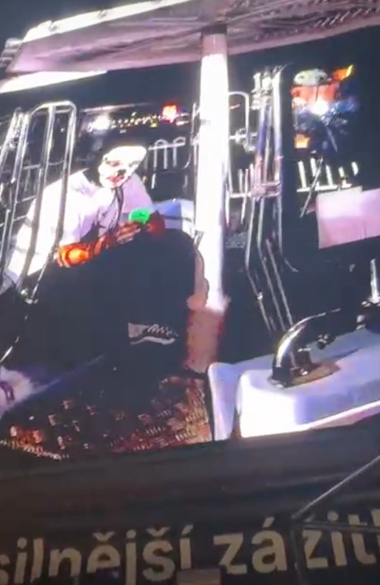 acervopilots's tweet photo. hoje o tyler cantou ride dentro da roda gigante. https://t.co/Og5C0s6IO2