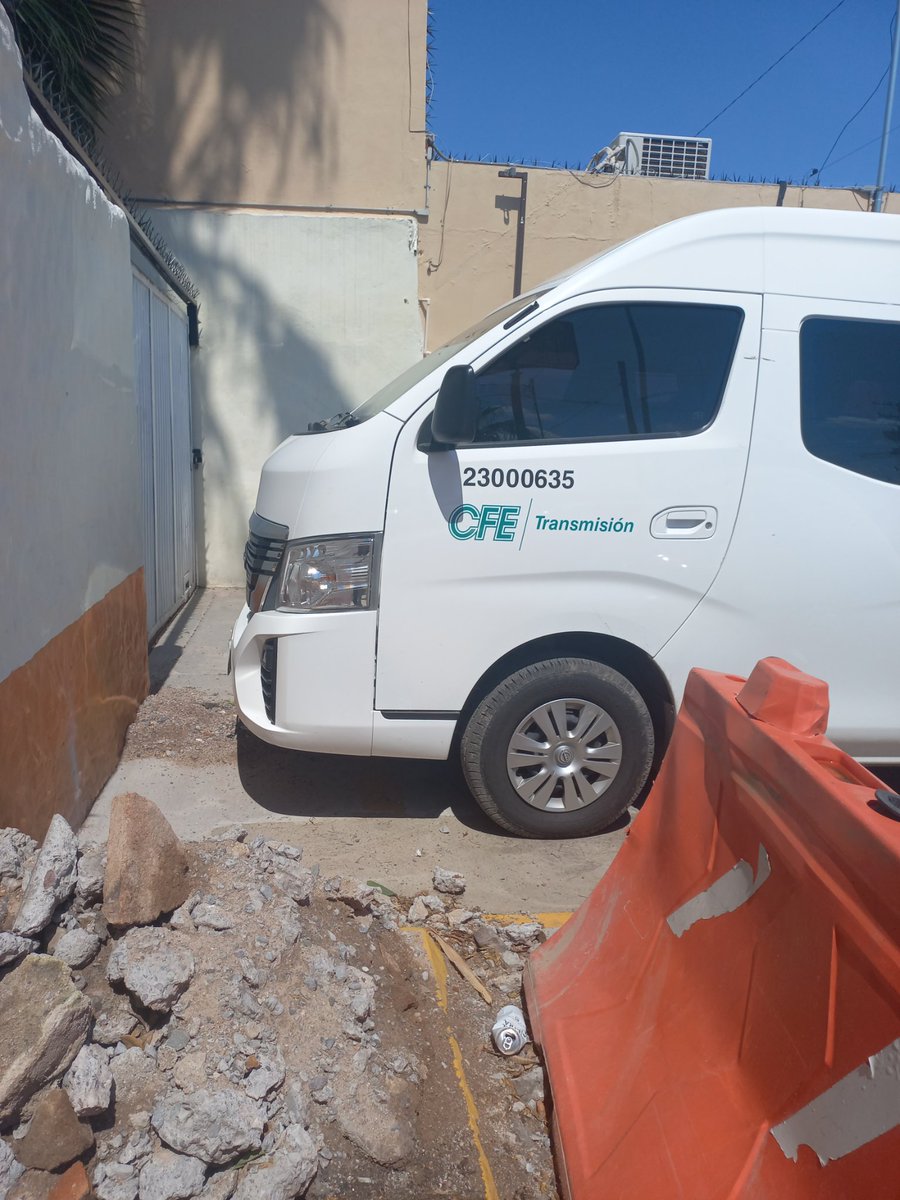 Daniel_GaEn's tweet photo. Me pregunto si la empresa que se ostenta de clase mundial @CFEmx @CFE_Contigo permite a su empleados que tienen asignado vehiculos estar en un Bar en horas de trabajo.... https://t.co/hSjv9mPrHp