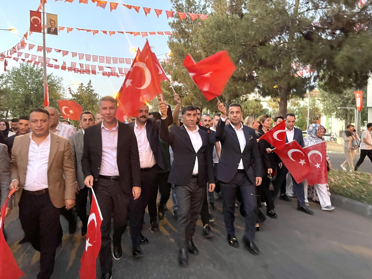davutyildiz21's tweet photo. #15Temmuz Demokrasi ve Millî Birlik Günü anma programına;

Milletvekillerimiz Galip Ensarioğlu ve Suna Kepolu Ataman, İl Başkanımız Hamit Sümer, İlçe Merkez Başkanlarımız, Teşkilat Mensuplarımız, 

Aziz şehitlerimizi rahmetle, kahraman gazilerimizi ise minnet ve şükranla andık. https://t.co/IzBwGlwZrH