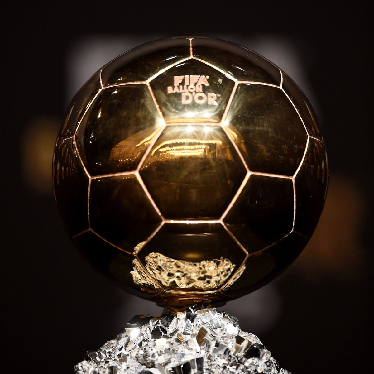 ActuFoot_'s tweet photo. 🚨🚨 LIONEL MESSI 🇦🇷 EST DÉSORMAIS LE FAVORI DES BOOKMAKERS POUR REMPORTER LE BALLON D'OR 2026 !!!!! 🌕🤯 https://t.co/XpS6K62HWD