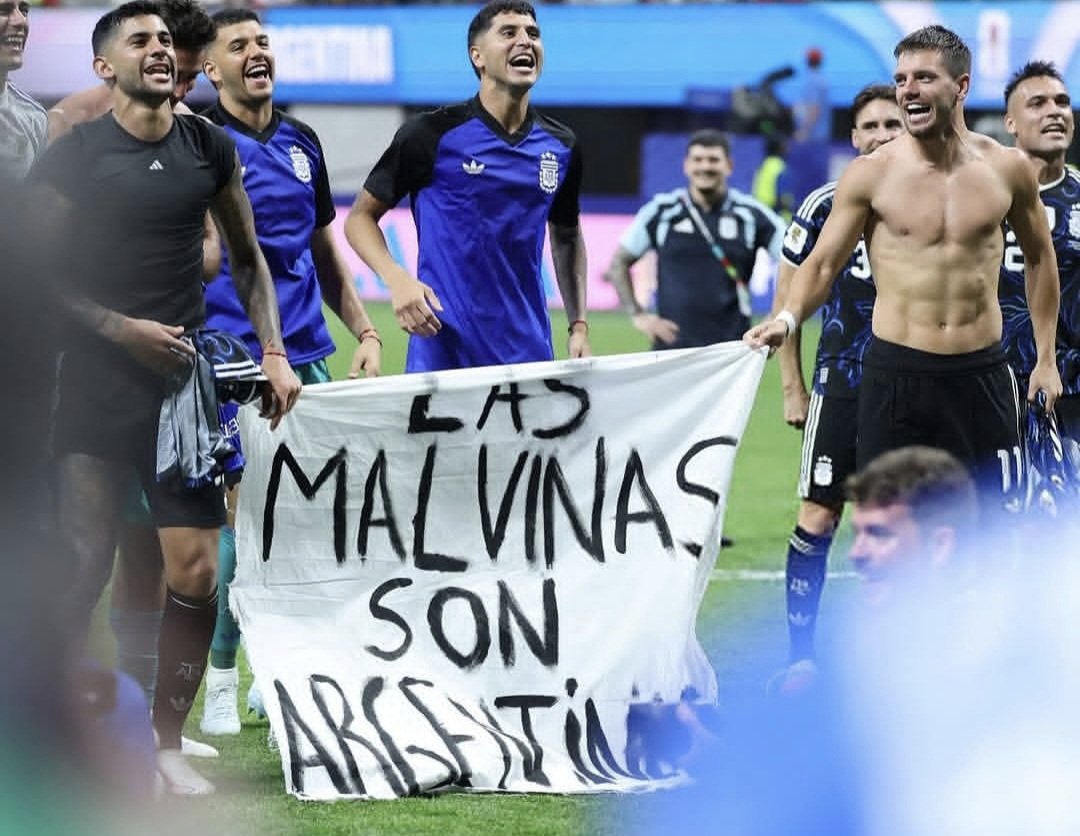 lorepokoik's tweet photo. Hay victorias que se festejan con el corazón y banderas que expresan una causa irrenunciable.

Por la camiseta, por la Patria y por nuestra soberanía.

¡Vamos Argentina! 🇦🇷
Las Malvinas fueron, son y serán argentinas.

#argentina
#mundial2026
#malvinasargentinas https://t.co/OLBu9PJL3Q