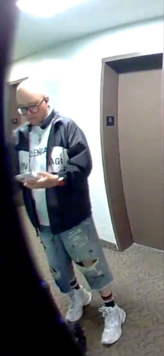 ReddReddM's tweet photo. @UberEats one of your drivers delivered an order to my neighbour then decided to steal my Amazon package https://t.co/72DSZuFWF8