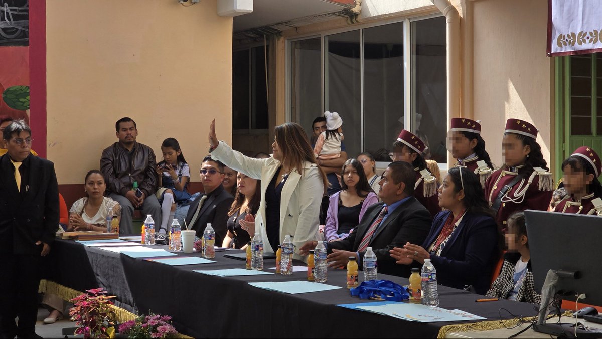 LeideAviles25's tweet photo. Acompañé la ceremonia de clausura del ciclo escolar de la Escuela Primaria "Lázaro Cárdenas", en nuestro querido Chimalhuacán.

¡Muchas felicidades a la generación 2020-2026!

#LeideAvilésDomínguez 
#HumanismoMexicano 
#ElPoderDeServir 
#Mexiquenses
#Chimalhuacán https://t.co/QVpN3CiXPr