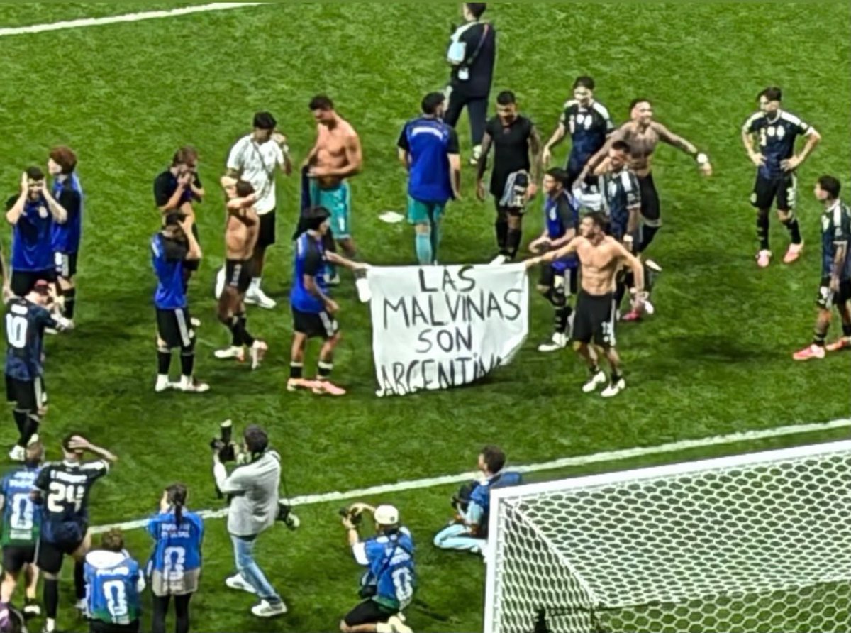 sanchezpedros's tweet photo. @AleMonteoliva para vos cipaya vende patria!
Aunque te duela las Malvinas fueron, son y serán ARGENTINAS. https://t.co/UdeAJJ037a