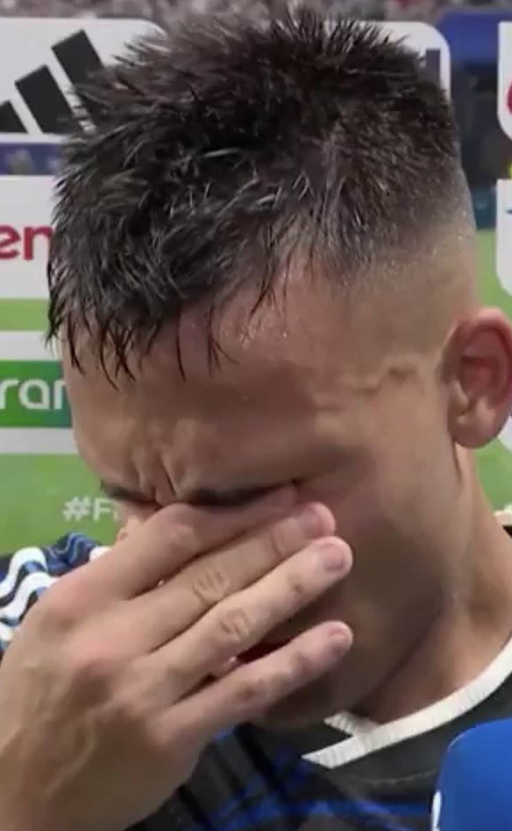 buzzspor's tweet photo. Lautaro Martínez: "Babamın bana ilk kez bir krampon aldığı gün, tam olarak bu anın hayalini kurmuştum. Anne ve babamın, çocuğumun beni gol atarken izlemesi..." https://t.co/cAei5vqftW