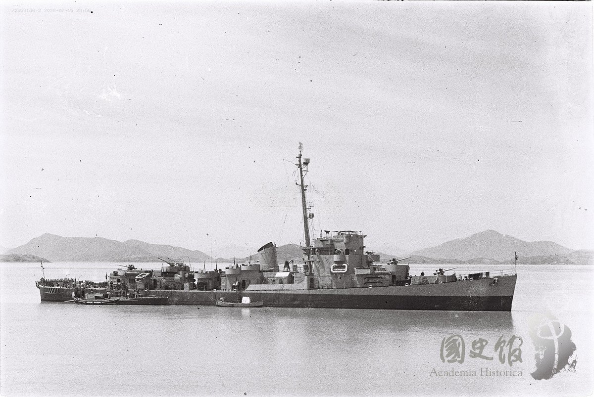 Hypilot1's tweet photo. Picture of a Tai class warship. With a 25 ton gunboat moored next to it. Possibly in Zhejiang/Zhongshan islands area. https://t.co/GNA1rLm3GU
