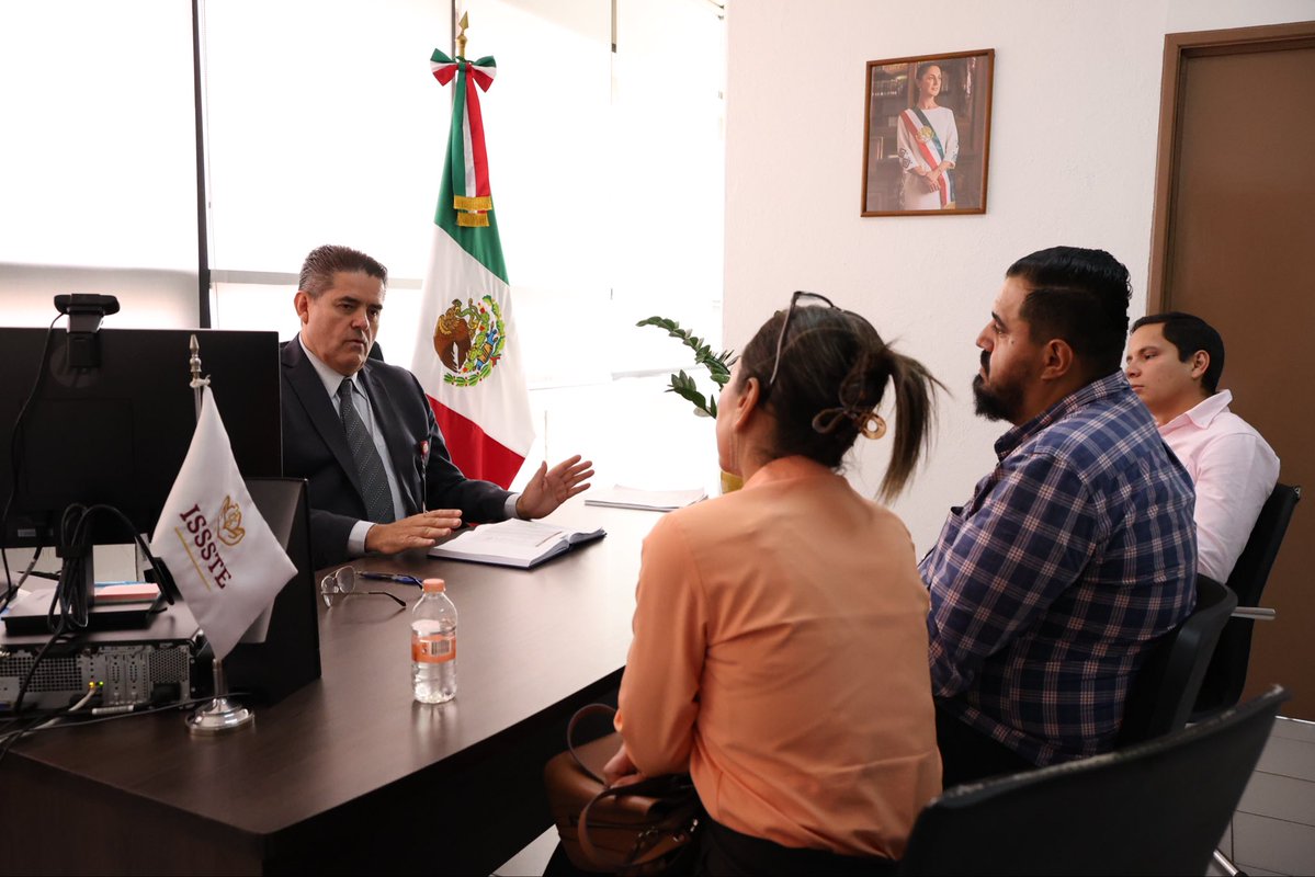 IsssteJalisco's tweet photo. 🏥🤝 El Dr. José Luis Sánchez Montes se reunió con la Mtra. Teresa de Jesús González Carmona, presidenta municipal de Hostotipaquillo, para fortalecer acciones que acerquen la atención médica a más derechohabientes. #ISSSTEJalisco https://t.co/feHjbiupBP