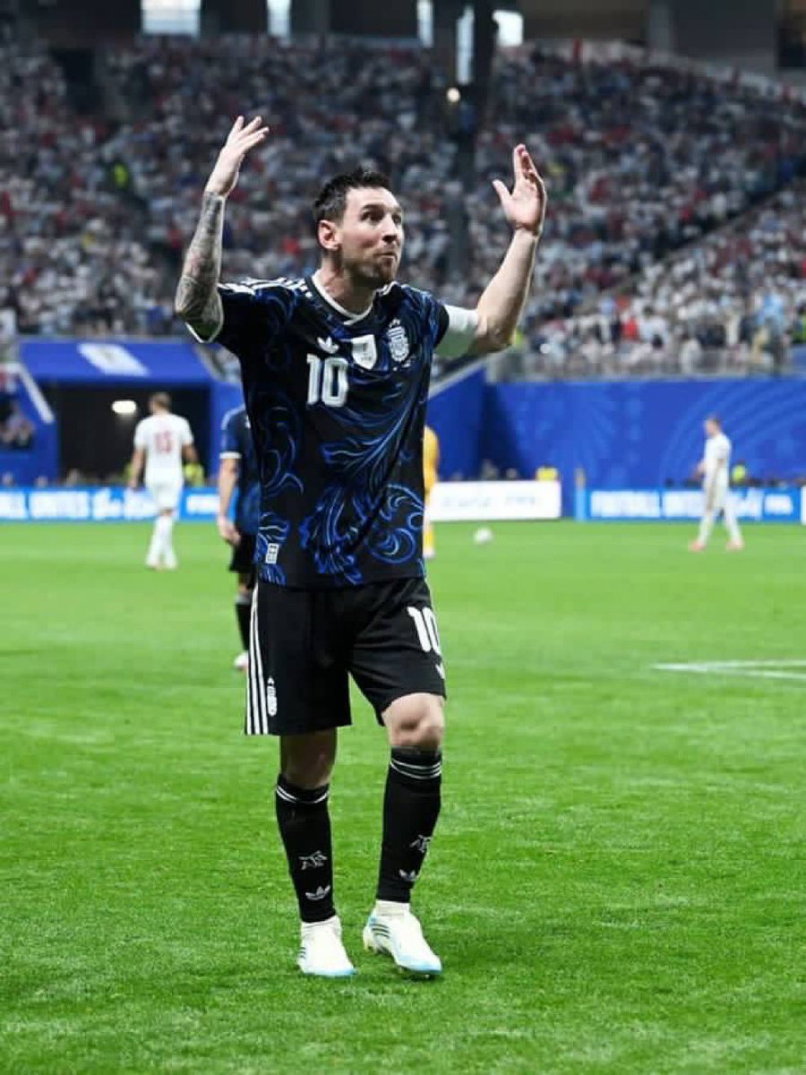 iamdannycee1's tweet photo. #ENGARG Messi Messi Messi Omoh I tire for this man ❤️❤️❤️😫🏆 #ssfootball https://t.co/guWNJd3V4L