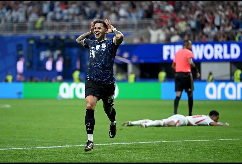 antoxgallardo's tweet photo. QUE PEDAZO DE FOTO CON BELLINGHAM TIRADO DE FONDO, ESTO ES CINE. TE AMO ENZO https://t.co/lyFYUIxyuN