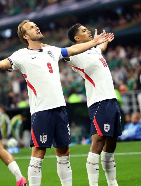 i_ashil_'s tweet photo. @BellinghamJude @FIFAWorldCup @UEFAcom @UEFAEURO @ChampionsLeague @khaleejtimes @FoxNews ,?Was a tight match💥-👌But,every1’s favorite #Argentina 🇦🇷strikes back @ th right time..!!🎳⚽️

Wot a turnaround &amp; wht an intervention by Messi &amp; gang ++Messi’s assist🫶🏻💞💥
.
.
 ꙰  Misfortune still hasn’t completely left🏴󠁧󠁢󠁥󠁮󠁧󠁿
@EnglandFootball
 .!? [nt yet.!👎🏼]bt,well played..!🫱🏼‍🫲🏽 https://t.co/57vaEs9u6V