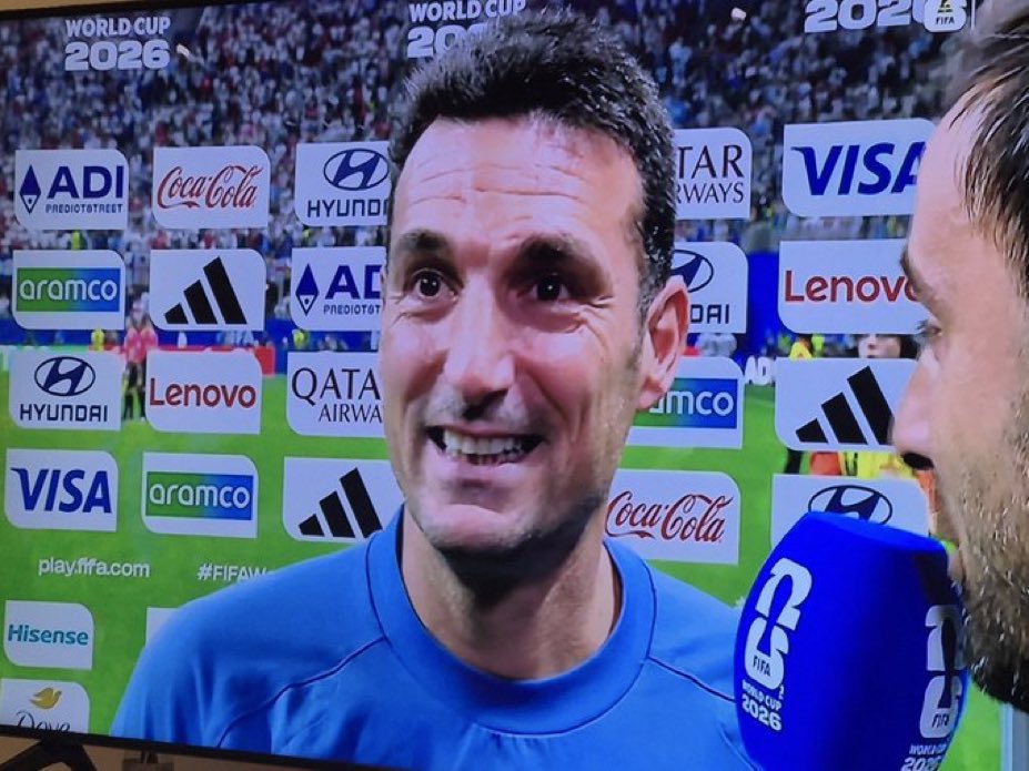 alsub27's tweet photo. خش بتشكيله غلط ٤ ٤ ٢ وبدون جناح يسار حقيقي
 لعب ميسي مهاجم ولعب تحته سيميوني 

لكن اكتشف الخطأ وعدله بالتبديلات دخول جونزاليس وخروج سيميوني
ميسي حطهRW والنتيجه هي قلب المباراه لصالحه
👏👏👏👏👏👏👏👏👏👏
كره القدم والله سهله https://t.co/Z6ek4ZnpPZ