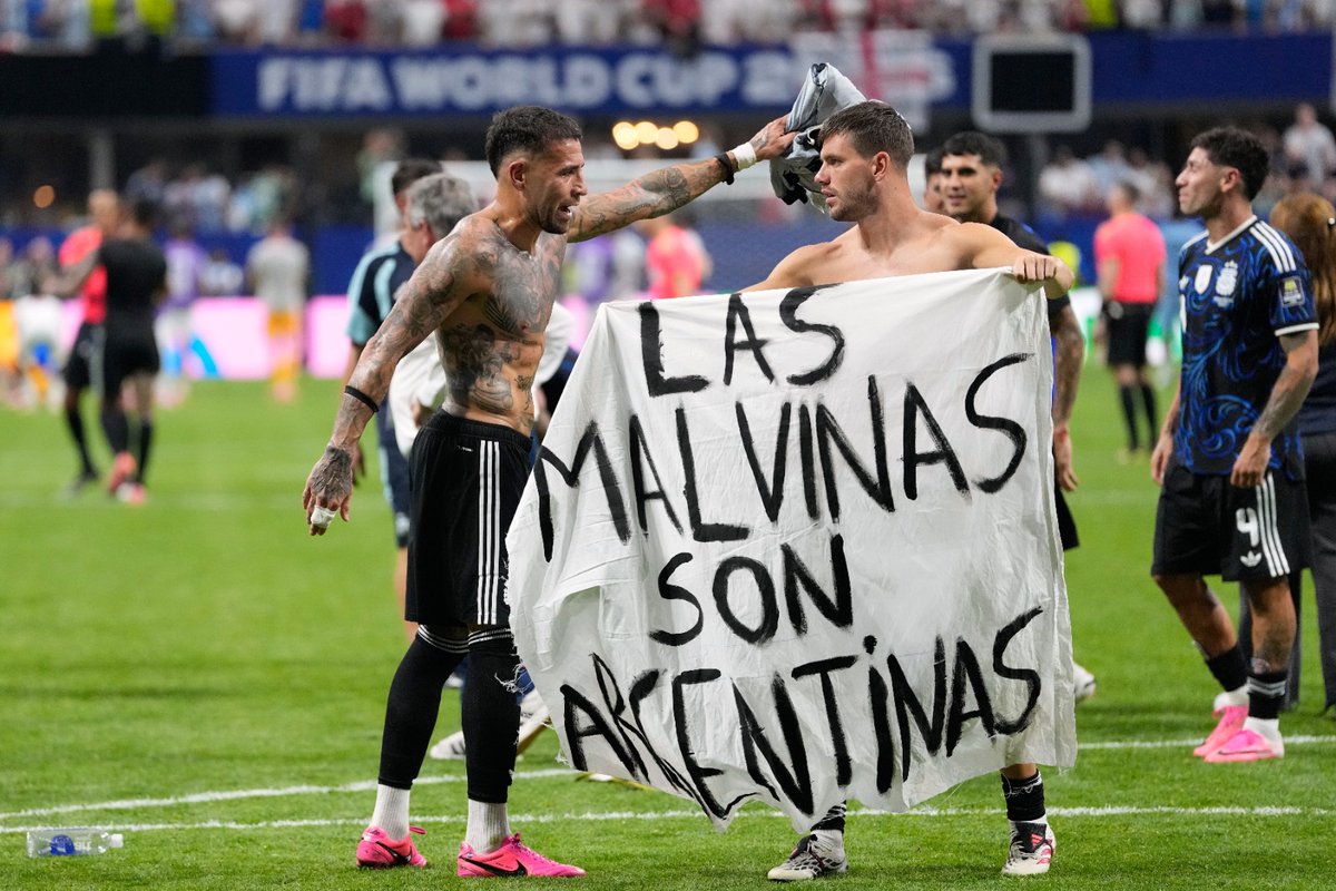 El_Universal_Mx's tweet photo. 🇦🇷 📷 Tras vencer a Inglaterra en la semifinal del Mundial Norteamérica 2026, Lisandro Martínez, Giovani Lo Celso y Nicolás Otamendi, sostuvieron una pancarta en la que decía: “Las Malvinas son argentinas”.  

📷#FOTO: EFE https://t.co/1LCCZ6fCSI