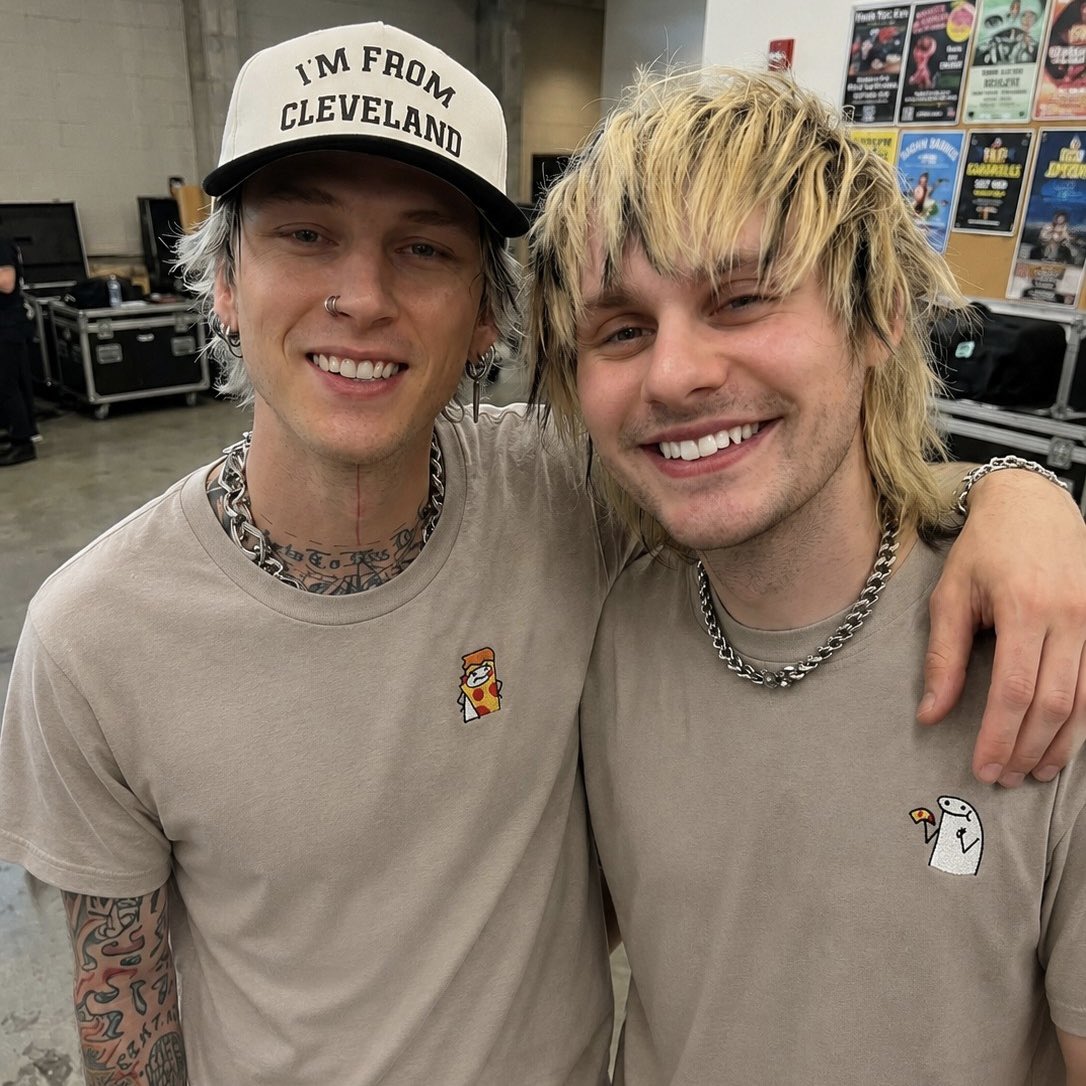coeursnlies's tweet photo. 𝙽𝙴𝚆  𝓊𝗉𝖽𝖺𝗍ℯ  ՚՚ ◞ 𝕄αrvǝℓ . ®  ━ ╯
𓈒  🎮  ⸃  ๏ff𝑖cial  website ݃  b𝓎  #𝕊ℚ

Mi marranita y yo, yo y mi marranita https://t.co/9RAgBfzi4m