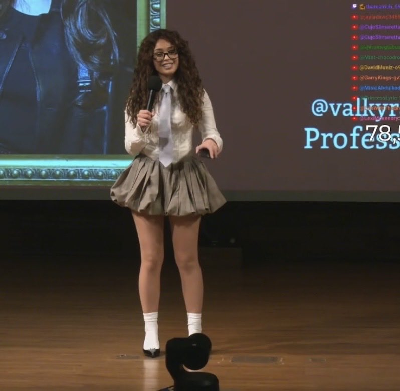 veizau's tweet photo. Cinna and Valkyrae are officially professors at Streamers University 🩵 https://t.co/2xKyG3gUrX