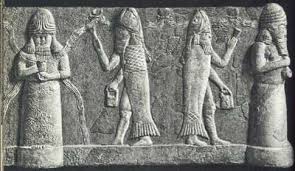 TheProjectUnity's tweet photo. The oldest civilizations on Earth did not claim they invented civilization themselves.

Instead, they repeatedly insisted it was given to them.

Thousands of years before Plato described Atlantis…

Thousands of years before the Book of Enoch…

Thousands of years before Genesis…

The Sumerians recorded that humanity emerged from a primitive state because a group of extraordinary beings arrived bearing knowledge.

These were the Apkallu.

Not kings.

Not gods.

Not ordinary humans.

But divine sages sent by the god Ea (Enki) to establish civilization.