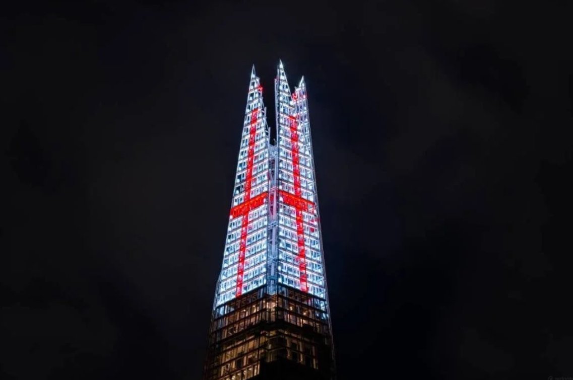 Mia_86_'s tweet photo. Came across this stunning shot of The Shard glowing with the St George’s Cross tonight. Can’t beat this iconic London skyline moment ⚽ https://t.co/xd5qU5MZSb