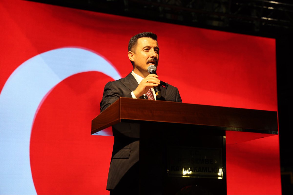 TCPERSEMBE's tweet photo. İlçemizde 15 Temmuz Demokrasi ve Millî Birlik Günü Anma Programı Gerçekleştirildi

15 Temmuz Demokrasi ve Millî Birlik Günü dolayısıyla ilçemizde düzenlenen anma programı, İlçe Protokolü ve vatandaşlarımızın yoğun katılımıyla gerçekleştirildi.

Program kapsamında aziz şehitlerimiz rahmet ve minnetle anılırken, 15 Temmuz Demokrasi ve Millî Birlik Günü’nün anlam ve önemine vurgu yapıldı.
 
Kaymakamımız Sayın Burak AKELLER, programdaki konuşmasında şu ifadelere yer verdi:

“Bizler, ‘Hakkıdır, hür yaşamış, bayrağımın hürriyet; Hakkıdır, Hakk’a tapan, milletimin istiklal!’ nidasıyla büyümüş bir nesiliz. 15 Temmuz, sadece askerî bir darbe girişimi değil; bu coğrafyayı Türk-İslam mühründen arındırmak isteyen haricî ve dahilî bedhahların ortaklaşa tezgâhladığı bir işgal girişimiydi.

Ancak hesap edemedikleri bir şey vardı: Bu necip milletin göğsündeki sarsılmaz iman! O gece tankların önüne dikilen irade; Alparslan’ın Malazgirt’teki imanı, İstanbul surlarındaki Ulubatlı Hasan’ın adanmışlığı ve Çanakkale’yi geçilmez kılan Seyit Onbaşı’nın cesaretiyle aynı kaynaktan besleniyordu. Minarelerimizden yükselen selalar, karanlık geceyi aydınlatan birer fetih sadasına dönüştü. Ezanımızı susturmak isteyen hainlerin karşısına, canını siper eden bir ümmet ve vatan sevdalıları dikildi.”

Program, aziz şehitlerimiz için edilen dualara müteakip gece yarısından sonra okunan selanın ardından sona erdi.