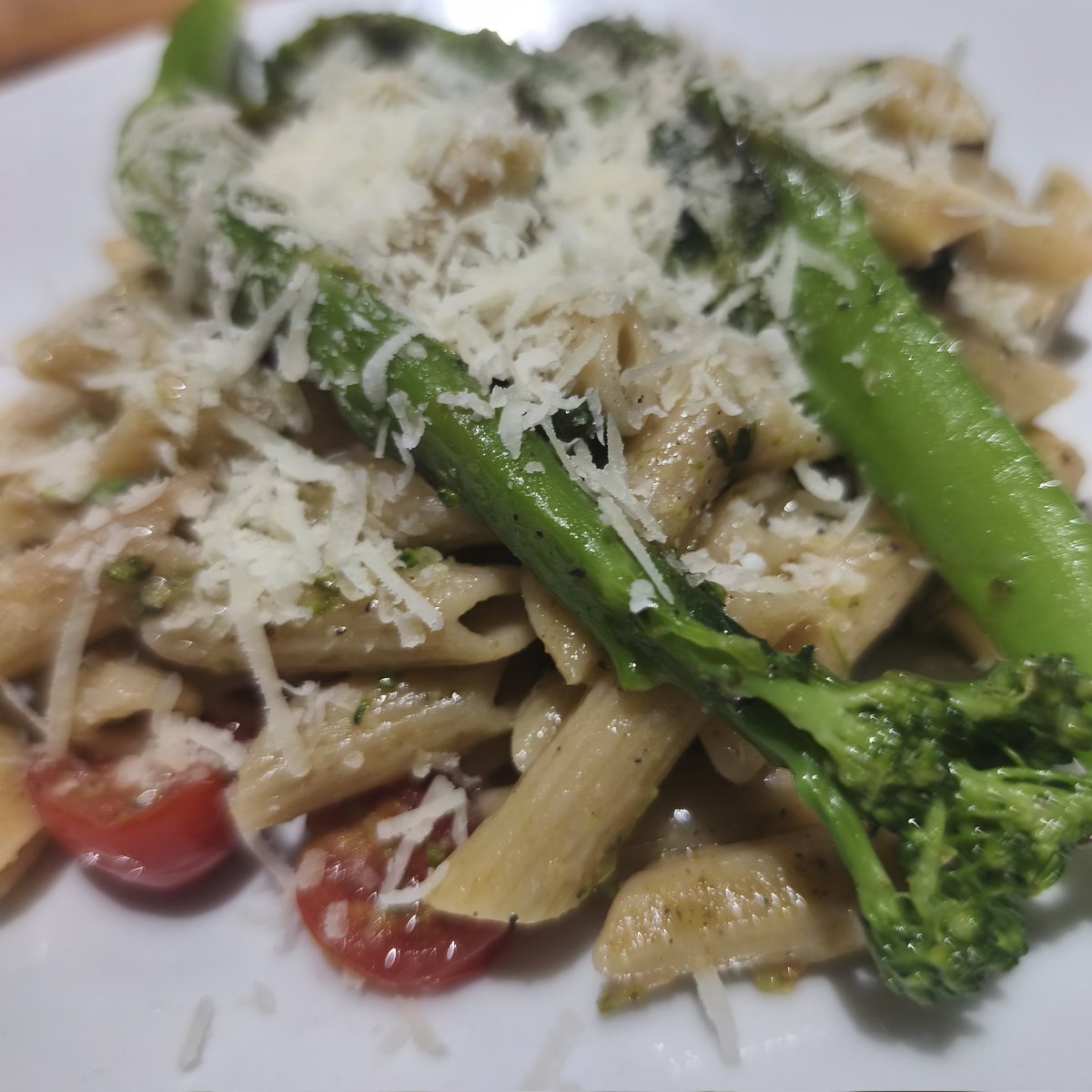 pakjustice's tweet photo. Now I am hungry after screaming out of my lungs..  Whole wheat pasta ..  broccolini with tons of lemon zest . https://t.co/P0TT8yaM8n