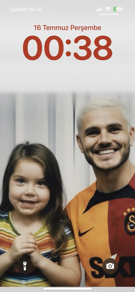 YildizzGokce's tweet photo. Telefonumda iki duvar kağıdı var, ikisi de #MauroIcardi
çok sevdim gerçekten çok sevdim
sanırım bir daha böyle hissedemeyecek olmak üzüyor beni sen gerçek bir aşktın sana veda edemeyeceğim
bu hikayenin içinde hep var olacağına inanmak istiyorum. 
bizi sevmeyi hiç bırakma 💛❤️ https://t.co/3kXfQt2Dud