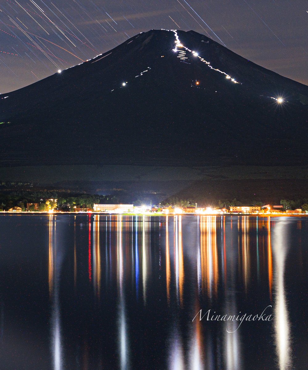 minamigaoka1107's tweet photo. おはようございます。
富士山の夏の風物詩人文字と湖面に映るカラフルな街灯りが綺麗でした。
#富士山
#人文字 https://t.co/xPFm48alTD