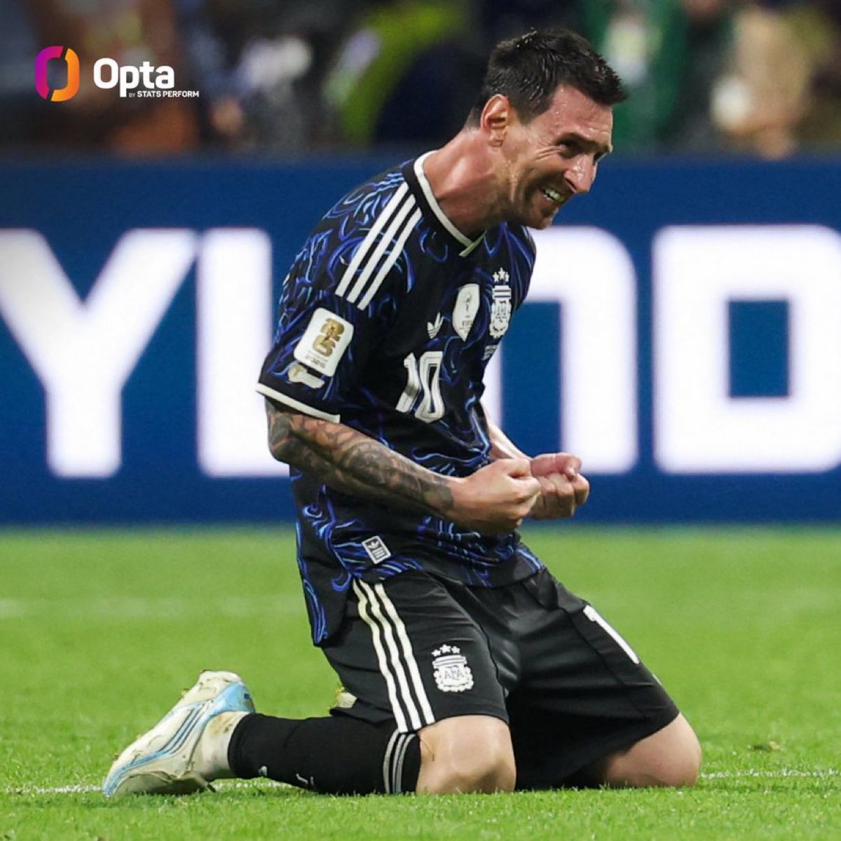 M10GOAT's tweet photo. 13 مباراة — سجل أو صنع ميسي هدفًا في 13 مباراة متتالية مع النادي والمنتخب.

وبعمر 39 عامًا، هذه ثاني أطول سلسلة في مسيرته بعد 14 مباراة عام 2011

لا يشيخ أبدًا! 💙 https://t.co/ABx3MG0JwL